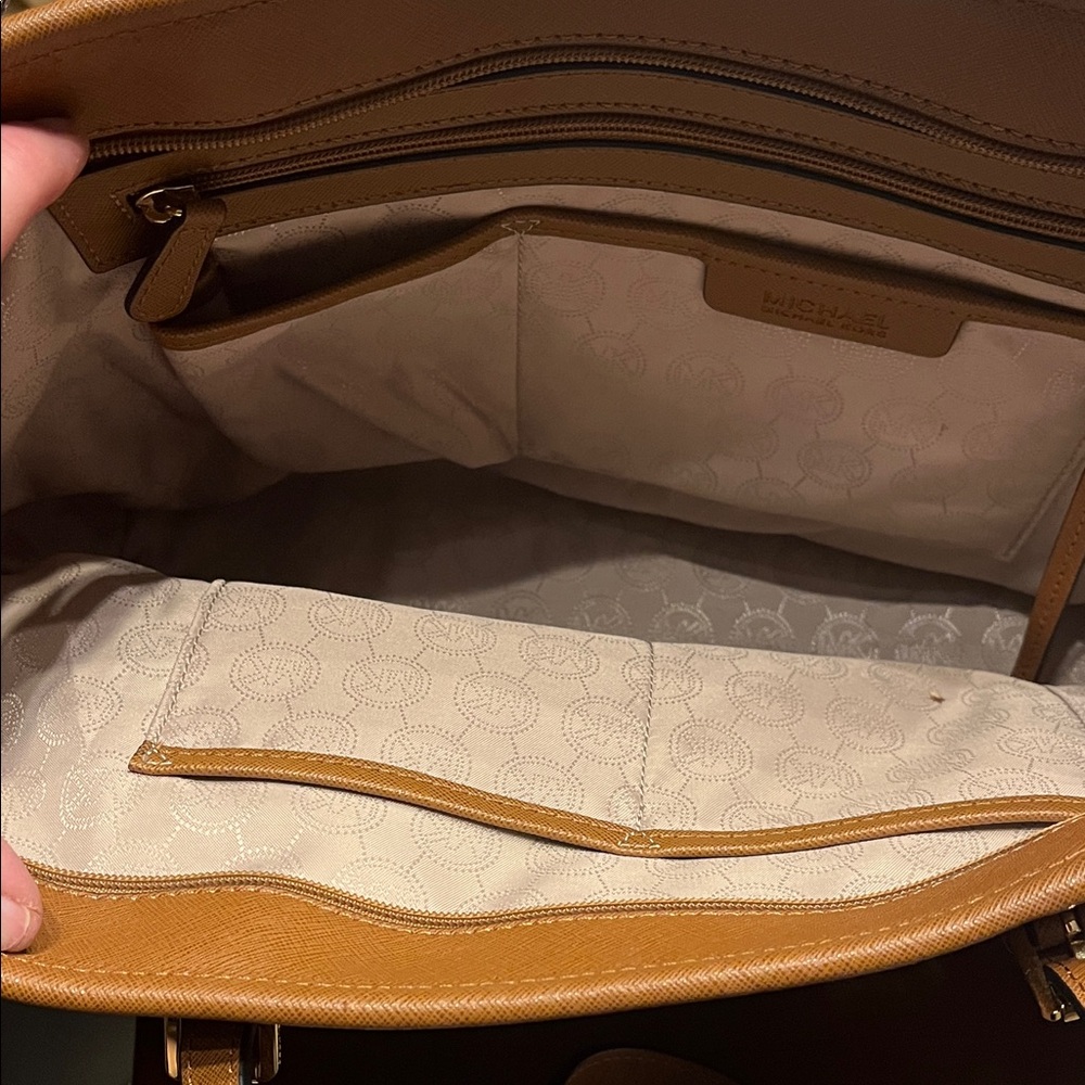 Michael Kors Tan and Black bucket bag - Picture 3 of 6